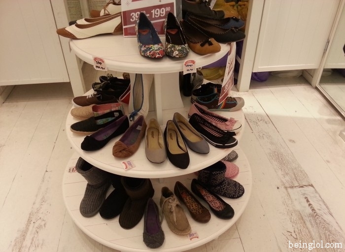 How Many Shoes On This Stand?