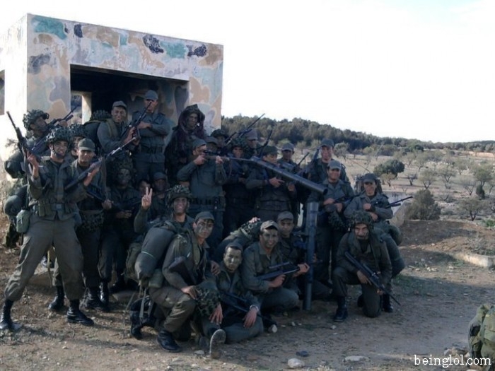 What is the number of the Tunisian female soldiers in the picture?
