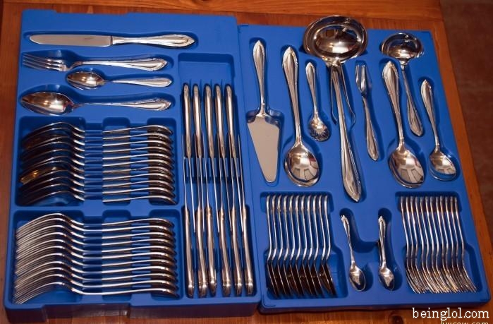 How many pieces of silverware in this photo?